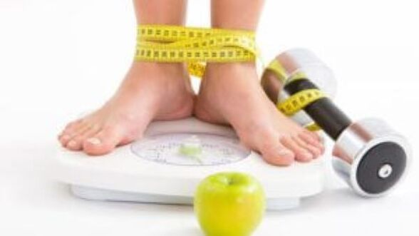 Um die Entstehung von Krampfadern zu verhindern, müssen Sie Übergewicht bekämpfen und sich richtig ernähren.